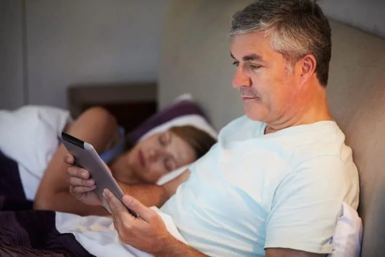 Как електронната книга води до трудно заспиване и “краде” съня ви?