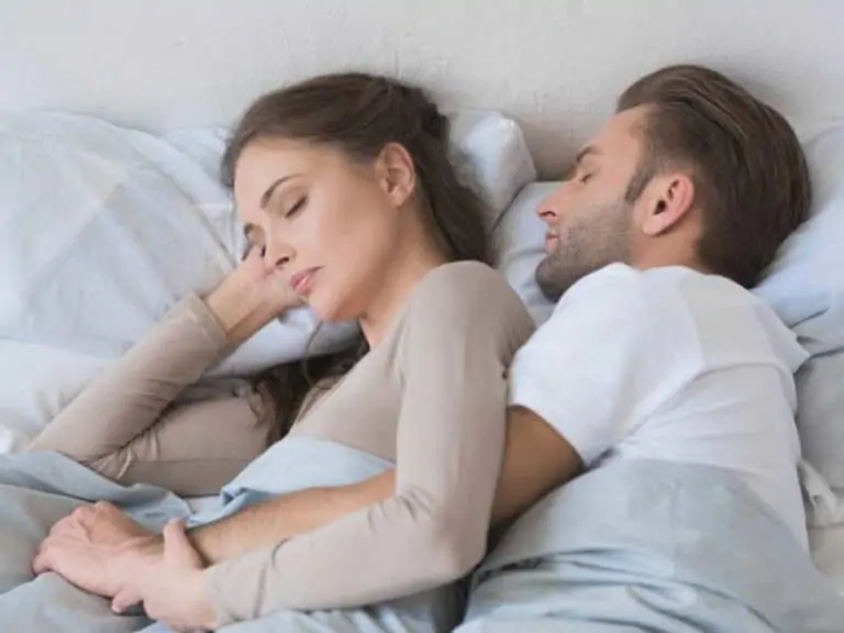 Спане в едно легло с любимия човек – ето как!