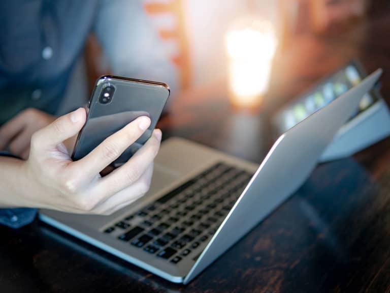 Как екраните преди лягане влияят на съня